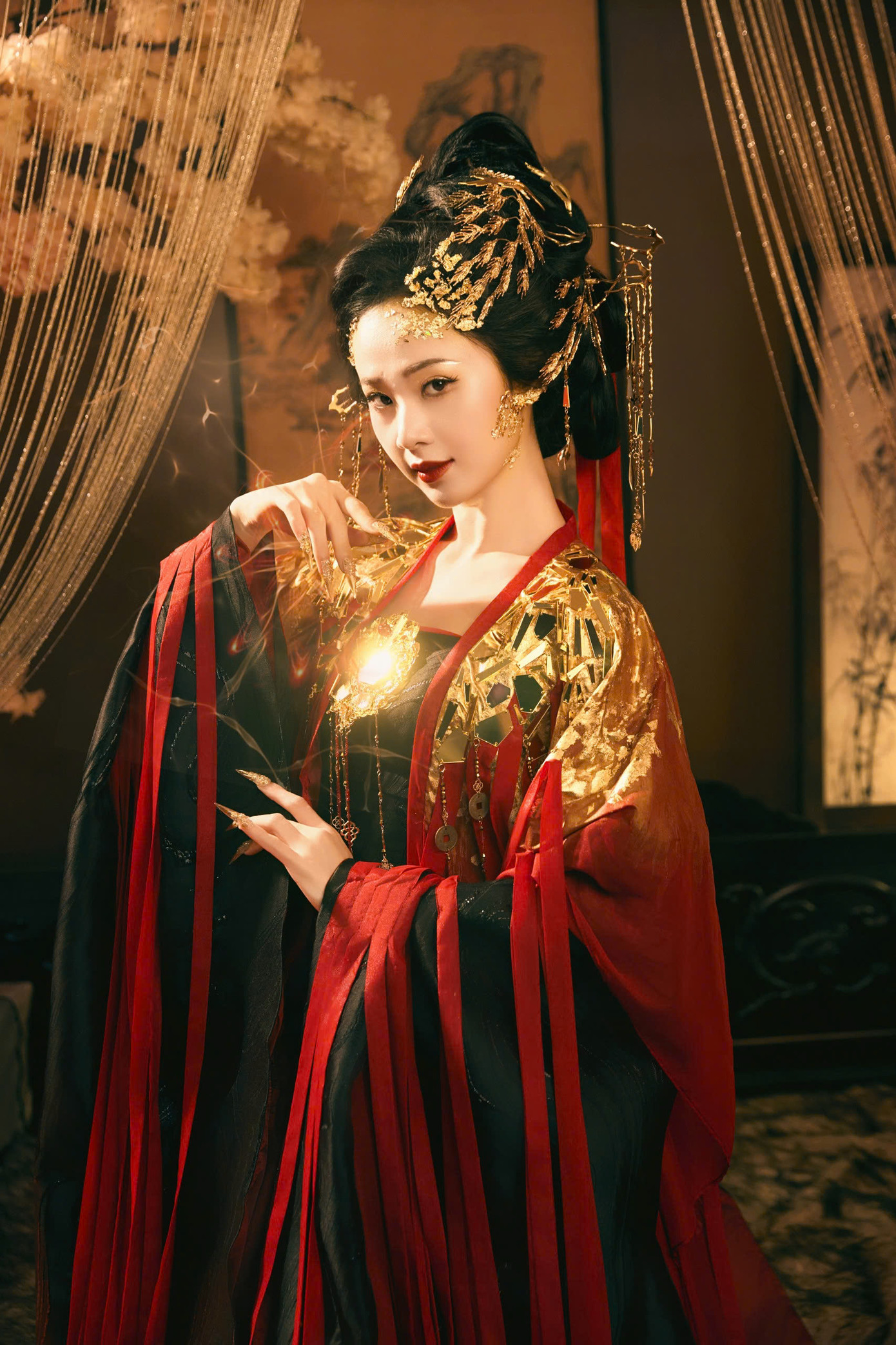 Vẻ đẹp thanh lịch cùng trí tuệ sắc sảo đã giúp Phương Linh tỏa sáng trên nhiều đấu trường nhan sắc danh giá.