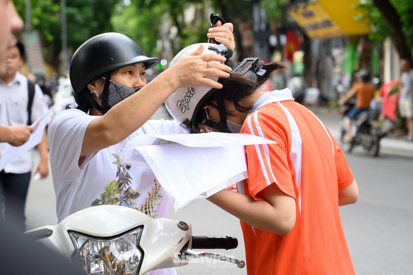 Cô Mai (Xuân La, Tây Hồ) chia sẻ: “Em nhà cô tinh thần rất thoải mái, không cảm thấy lo lắng gì cả. Chỉ có mẹ là hồi hộp thay cho con (cười). Còn về việc năm nay là năm cuối với chương trình cũ, cô đã hỏi em và em nói rằng em tự tin vào năng lực của mình, đã sẵn sàng và chuẩn bị kĩ cho kì thi ngày mai rồi. Thấy em như vậy nên cô cũng yên tâm một chút.”