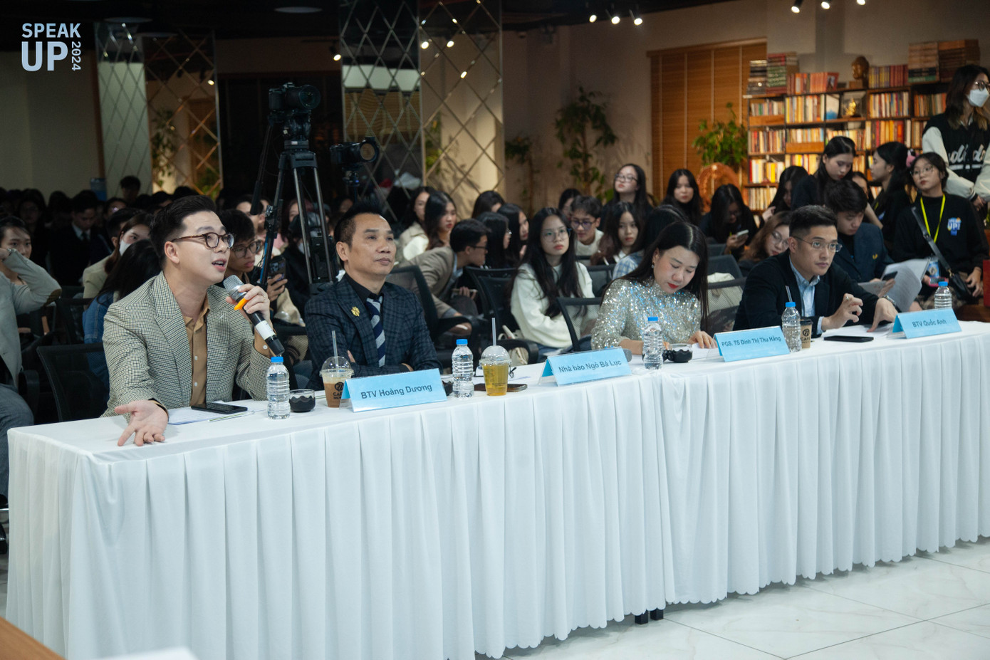 Dàn giám khảo quyền lực của Vòng Bán kết Speak Up 2024 là những gương mặt uy tín, có chuyên môn trong lĩnh vực dẫn chương trình. Dàn giám khảo quyền lực của Vòng Bán kết Speak Up 2024 là những gương mặt uy tín, có chuyên môn trong lĩnh vực dẫn chương trình.