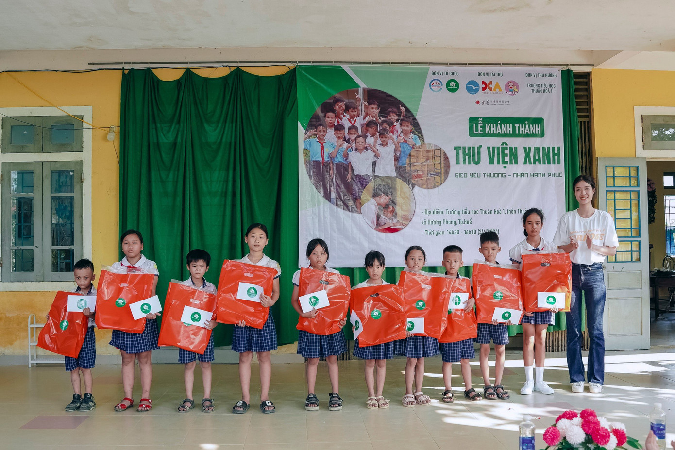 Nhóm sinh viên tặng những phần quà ý nghĩa đến với học sinh có hoàn cảnh khó khăn.