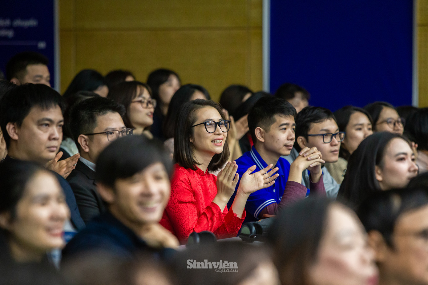 Nhiều cựu sinh viên, học viên của USTH về trường tham dự buổi lễ.