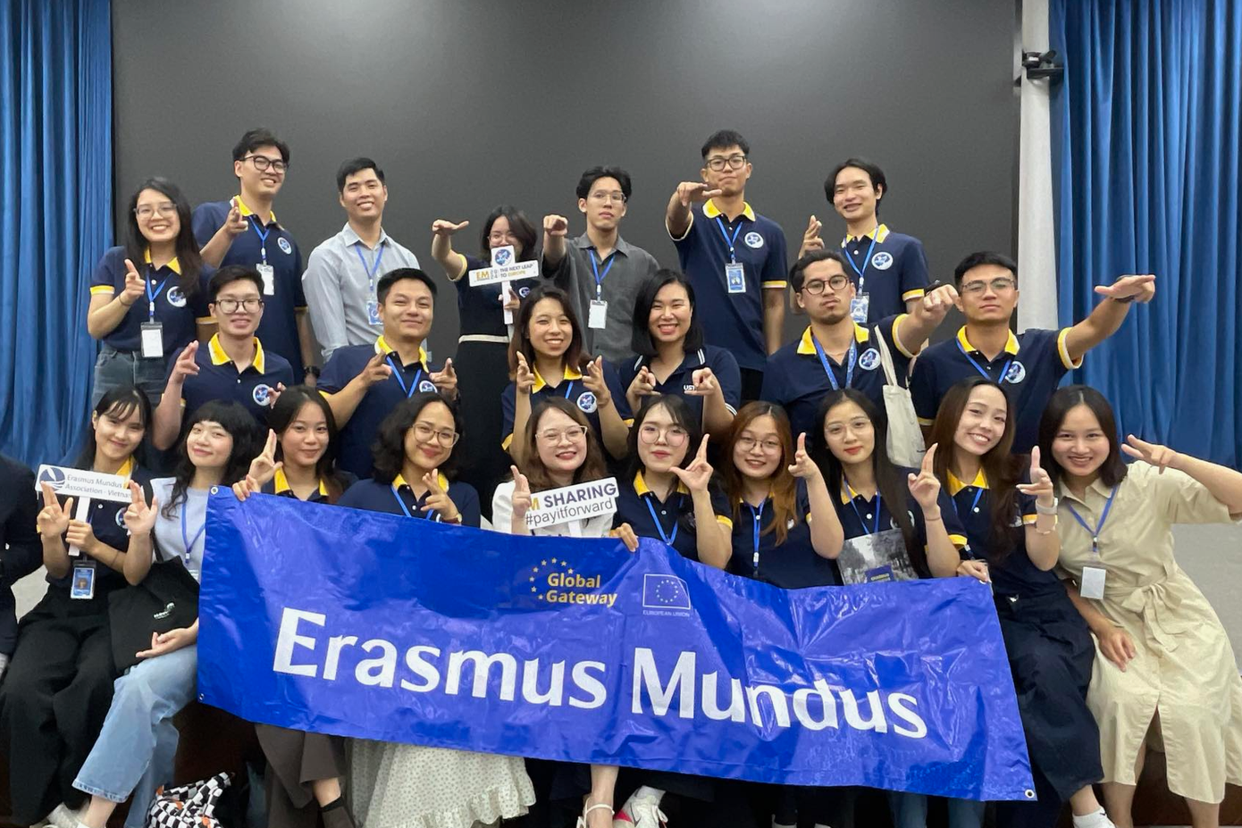 Thảo Nguyên (hàng đầu, thứ 5 từ phải qua) và các sinh viên Việt Nam nhận học bổng Erasmus Mundus tại sự kiện hồi cuối tháng 7/2024. Thảo Nguyên (hàng đầu, thứ 5 từ phải qua) và các sinh viên Việt Nam nhận học bổng Erasmus Mundus tại sự kiện hồi cuối tháng 7/2024.