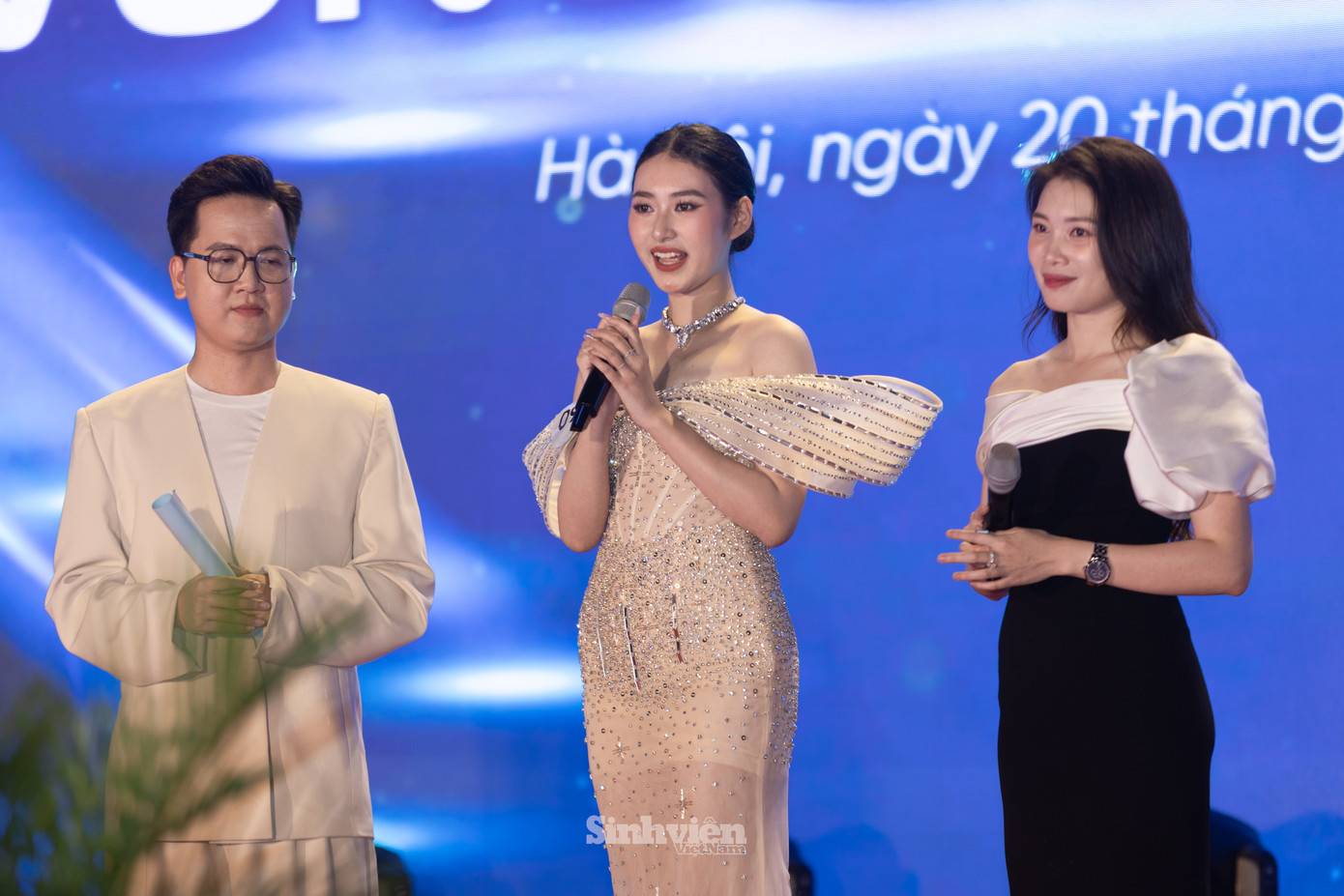 Tại phần thi ứng xử, các thí sinh tự tin, khéo léo xử lý tình huống và trả lời câu hỏi có chiều sâu, bám sát những vấn đề thực tế trong đời sống sinh viên.