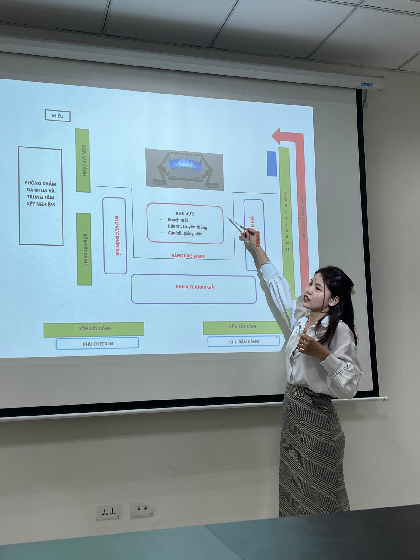 Chị Xuân Quỳnh tập trung trong công tác điều phối triển khai hoạt động Đoàn - Hội.