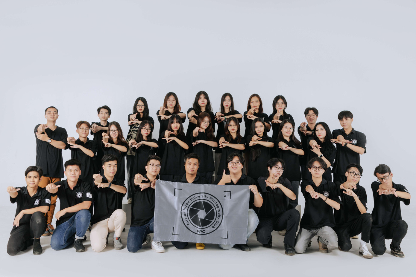 Bách cùng đồng nghiệp thành lập CLB Nhiếp ảnh từ những ngày đầu tiên.