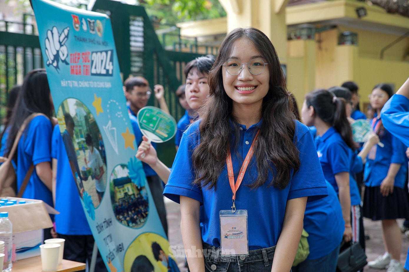 Bạn Bùi Diễm Quyên - Phó Bí thư Đoàn Trường THPT Phan Đình Phùng chia sẻ: "Mình và toàn đội muốn truyền sự nhiệt huyết, năng lượng tích cực để động viên các em giống như năm xưa mình đã được các anh chị tiếp sức. BTC TSMT năm nay gồm 80 thành viên, chúng mình chuẩn bị nhiều món quà nhỏ cho các thí sinh, phục vụ nước miễn phí cho các phụ huynh. Toàn đội luôn trong trạng thái 100% sức mạnh để cống hiến, tiếp sức cho các em."