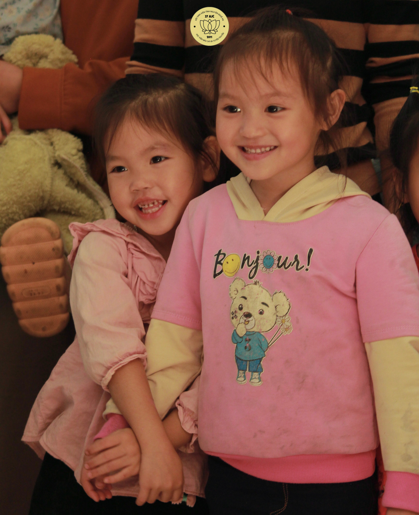 Niềm vui tươi, hạnh phúc ánh lên trên từng nụ cười các em nhỏ. Niềm vui tươi, hạnh phúc ánh lên trên từng nụ cười các em nhỏ.