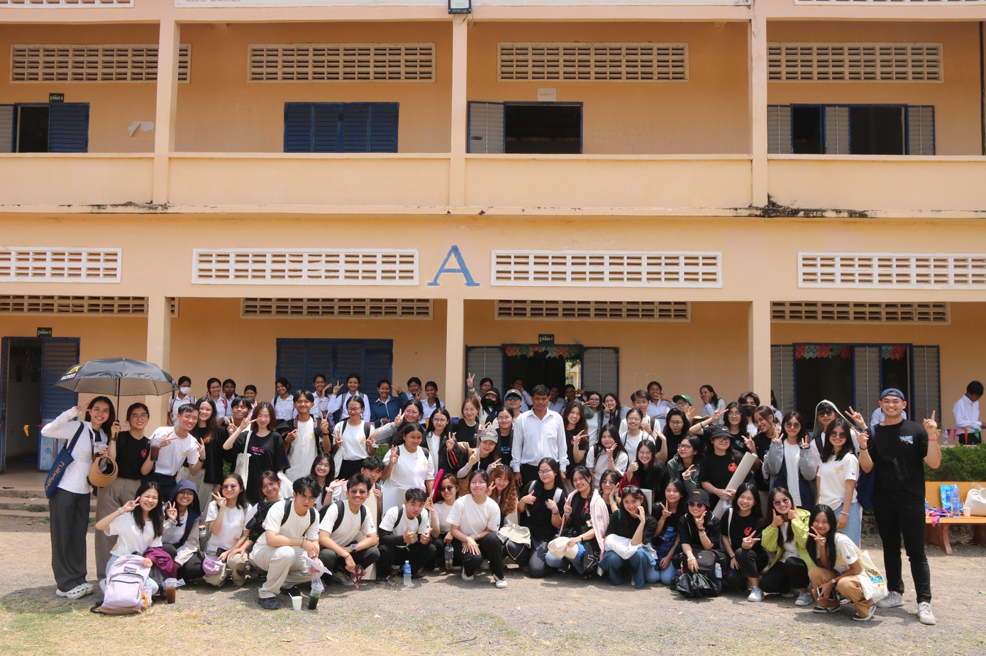 Hằng Minh và các thành viên AIESEC tại Campuchia, chi nhánh IFL. Hằng Minh và các thành viên AIESEC tại Campuchia, chi nhánh IFL.