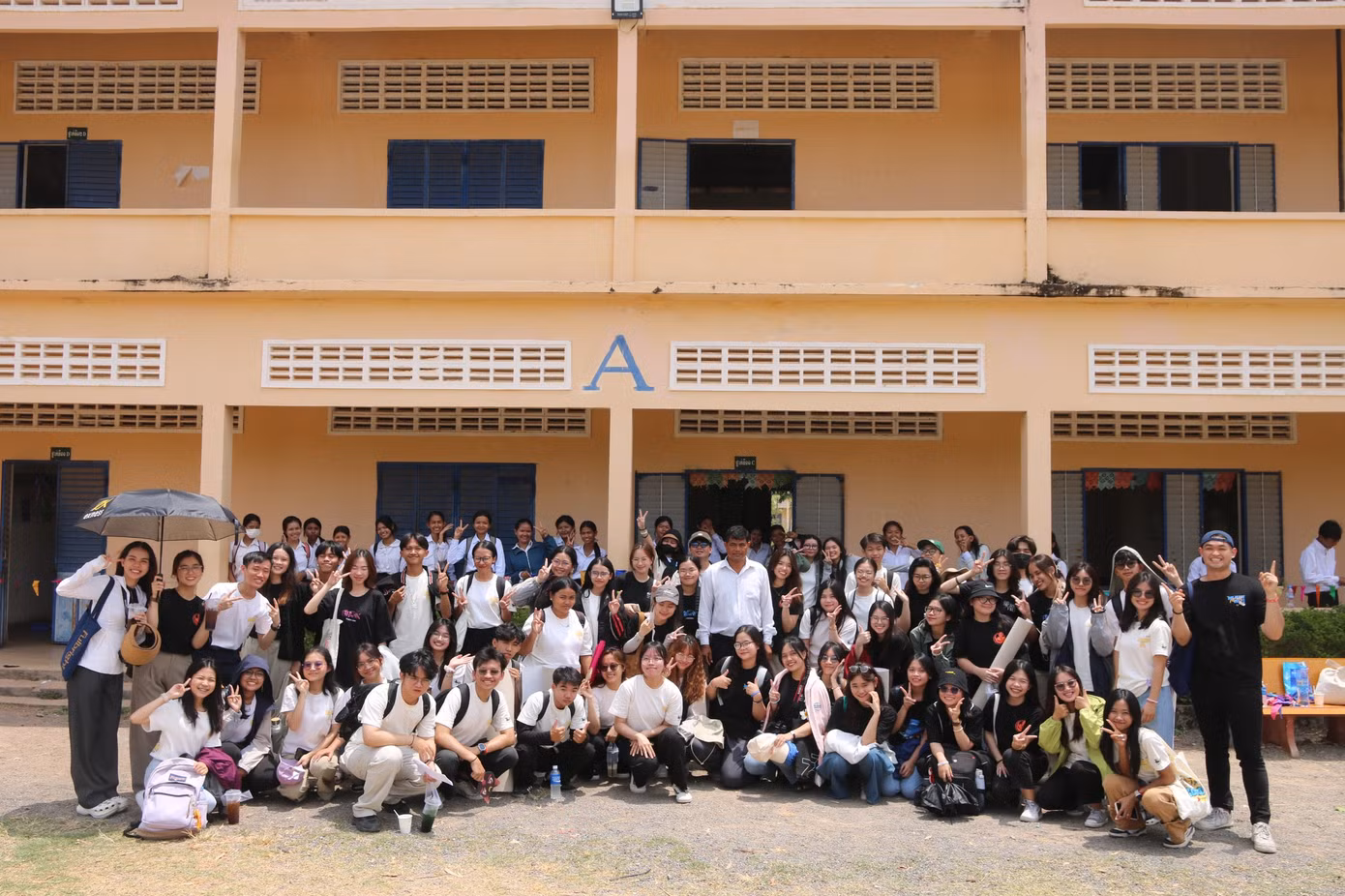 Hằng Minh và các thành viên AIESEC tại Campuchia, chi nhánh IFL. Hằng Minh và các thành viên AIESEC tại Campuchia, chi nhánh IFL.