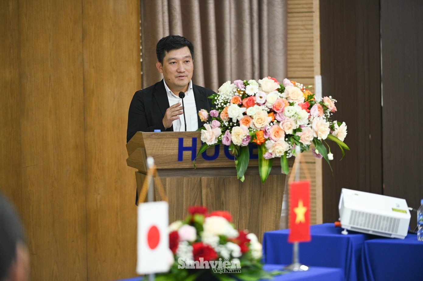 PGS.TS Nguyễn Hoàng Giang, Phó Hiệu trưởng Trường Đại học Xây dựng Hà Nội trình bày những hợp tác giữa Nhà trường với các đối tác Nhật Bản. PGS.TS Nguyễn Hoàng Giang, Phó Hiệu trưởng Trường Đại học Xây dựng Hà Nội trình bày những hợp tác giữa Nhà trường với các đối tác Nhật Bản.