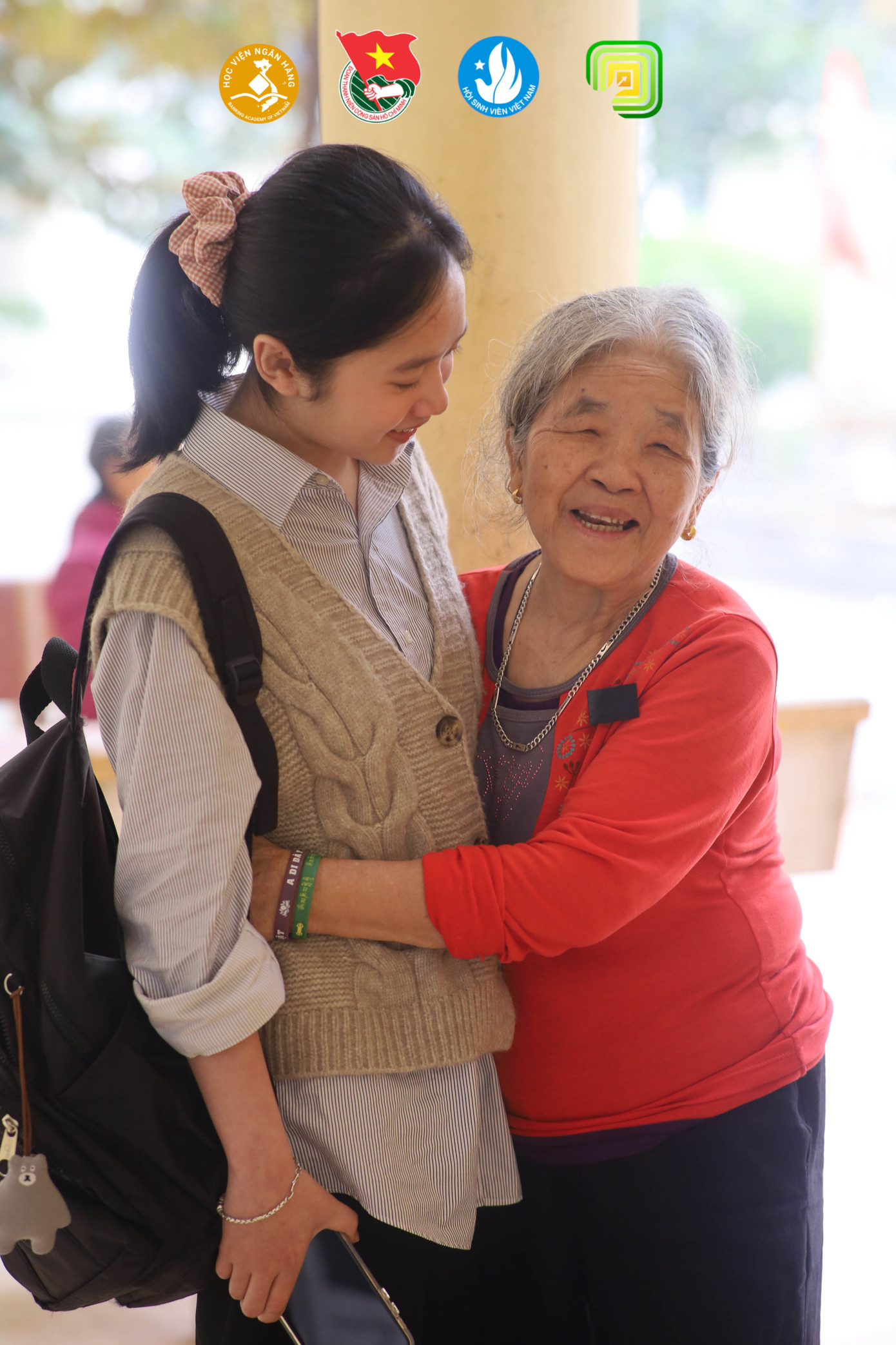 Niềm vui của các cụ ông, cụ bà khi gặp gỡ các bạn sinh viên.