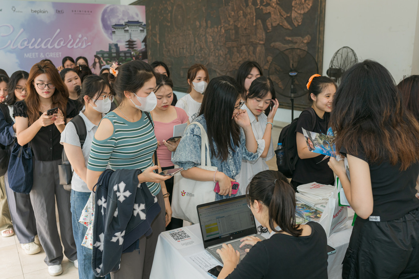 Vở kịch thu hút được sự quan tâm của nhiều bạn trẻ. Vở kịch thu hút được sự quan tâm của nhiều bạn trẻ.