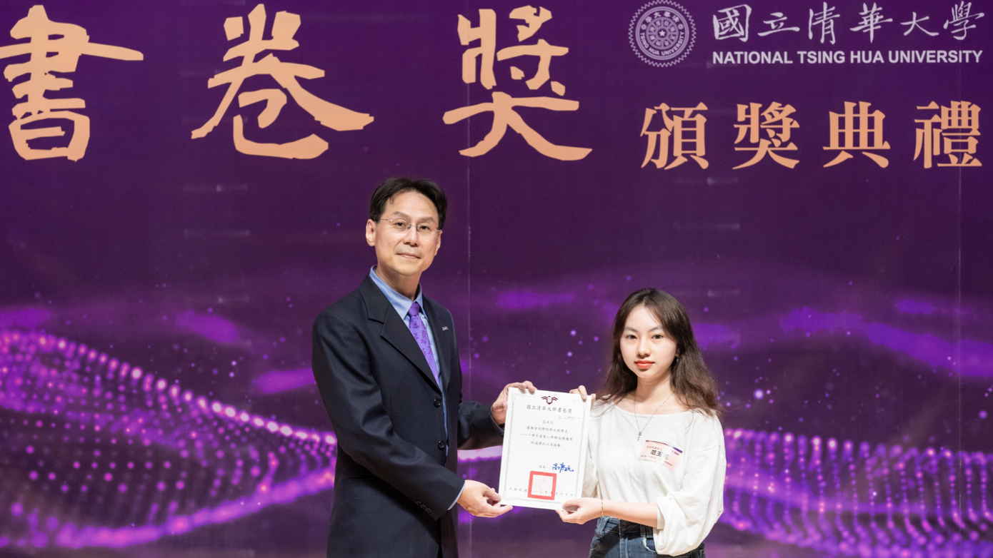 Hoa nhận giấy khen Sinh viên xuất sắc của trường hồi cuối năm 2023.