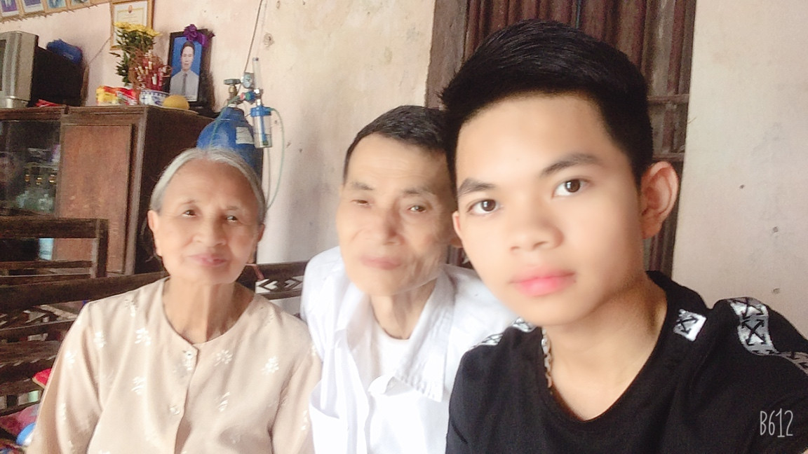 Thắng lớn lên trong vòng tay yêu thương của ông bà.