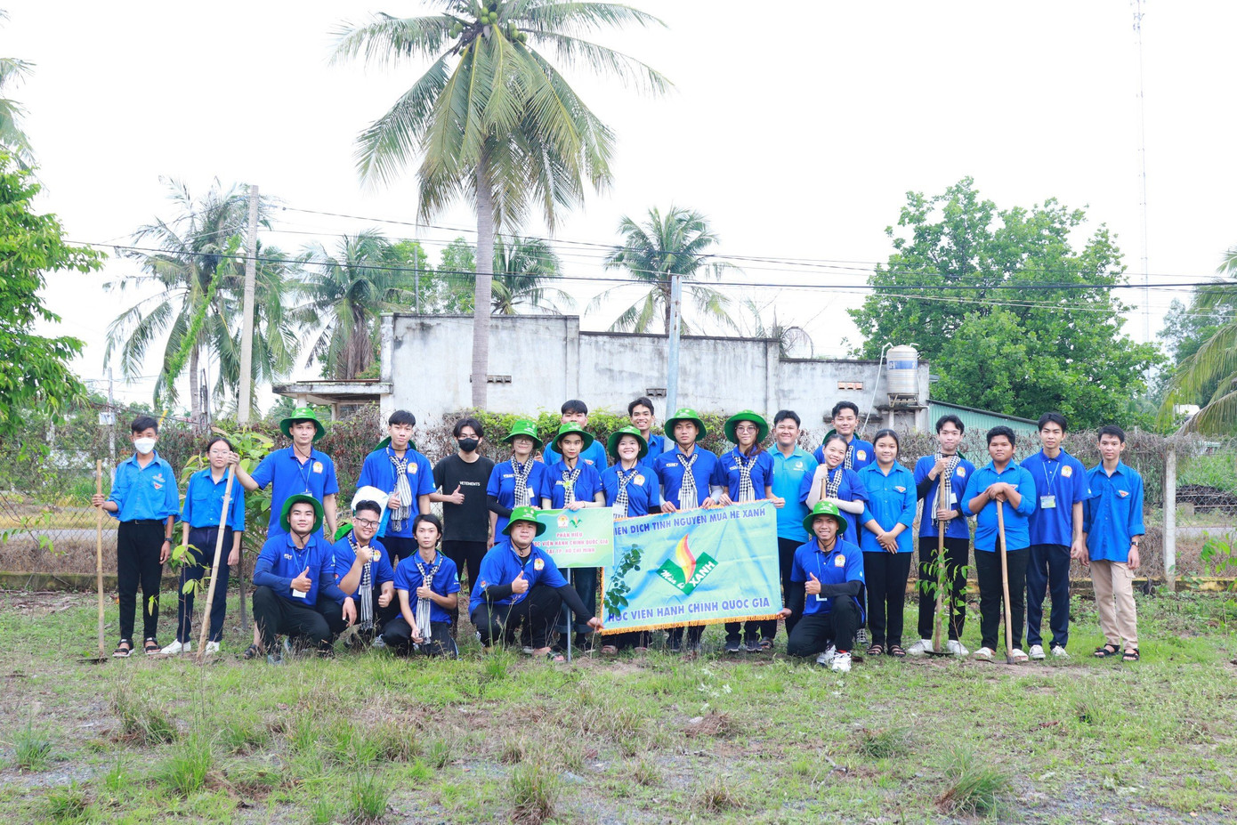 Tấn Lộc cùng đoàn sinh viên tình nguyện tham gia trồng cây ở tỉnh Tây Ninh.