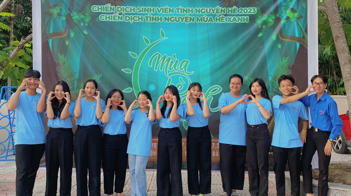 Cô gái Thanh Vân (đứng giữa) hào hứng tham gia chương trình Mùa hè xanh năm 2023 tại huyện Hòa Vang, TP.Đà Nẵng. Cô gái Thanh Vân (đứng giữa) hào hứng tham gia chương trình Mùa hè xanh năm 2023 tại huyện Hòa Vang, TP.Đà Nẵng.