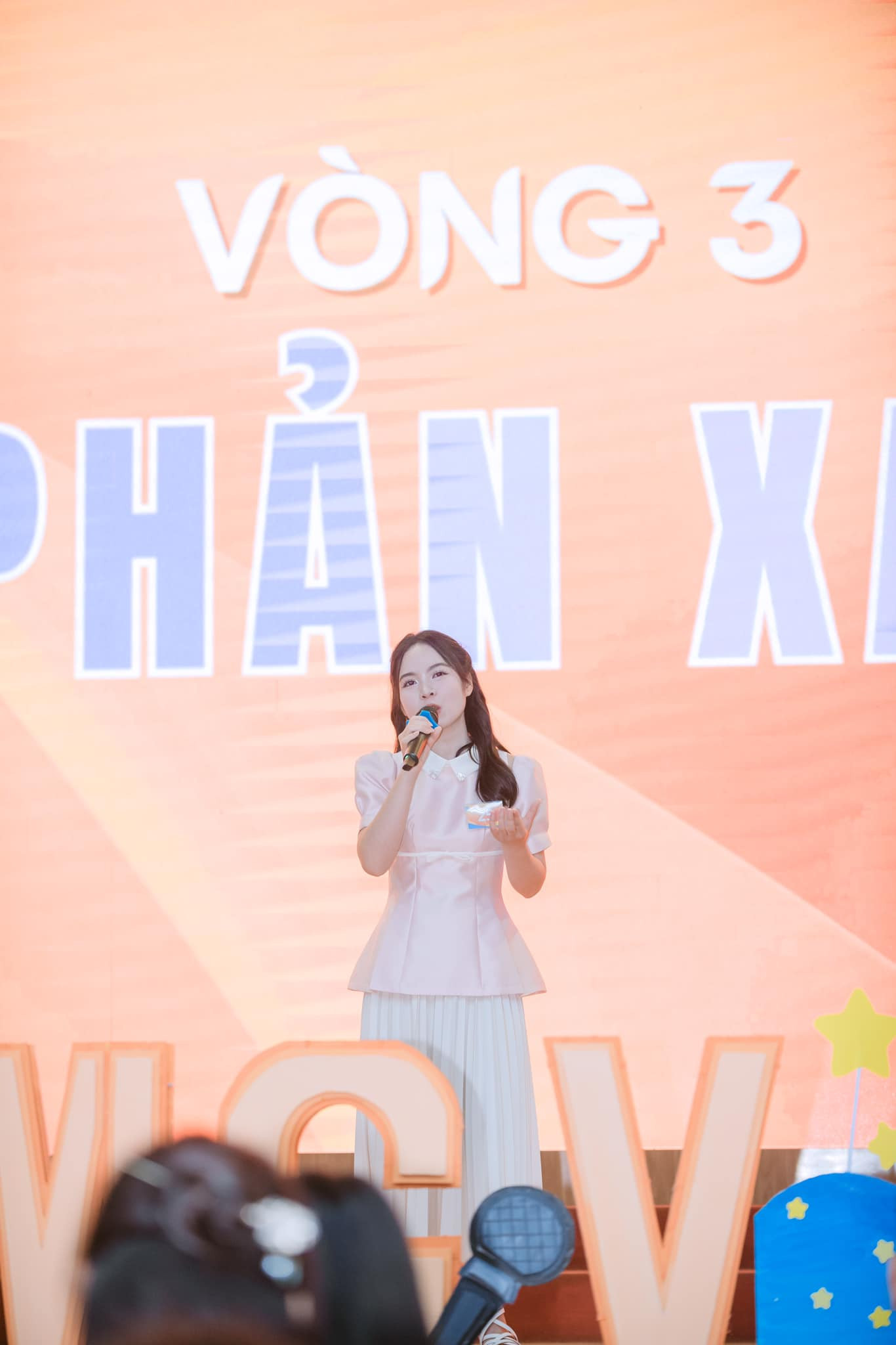 Nữ sinh luôn chỉn chu với mỗi cơ hội được cầm mic. Nữ sinh luôn chỉn chu với mỗi cơ hội được cầm mic.