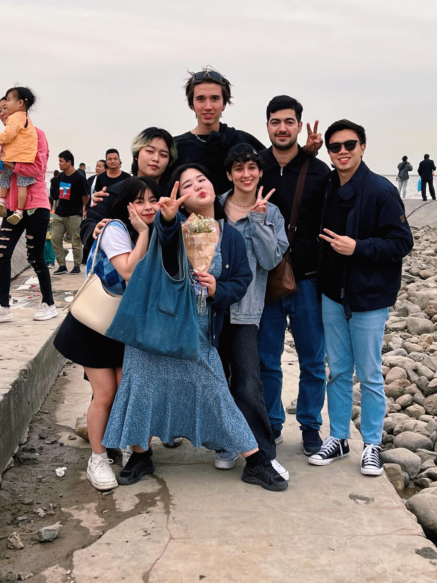 Duyên cùng những người bạn vi vu khắp nơi. Duyên cùng những người bạn vi vu khắp nơi.