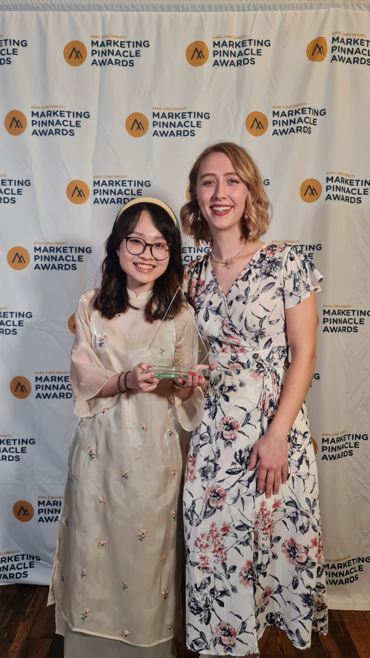 My tự hào mặc áo dài nhận giải thưởng Pinnacle Award cho chiến dịch marketing xuất sắc nhất cùng đồng đội Anne Marie. My tự hào mặc áo dài nhận giải thưởng Pinnacle Award cho chiến dịch marketing xuất sắc nhất cùng đồng đội Anne Marie.