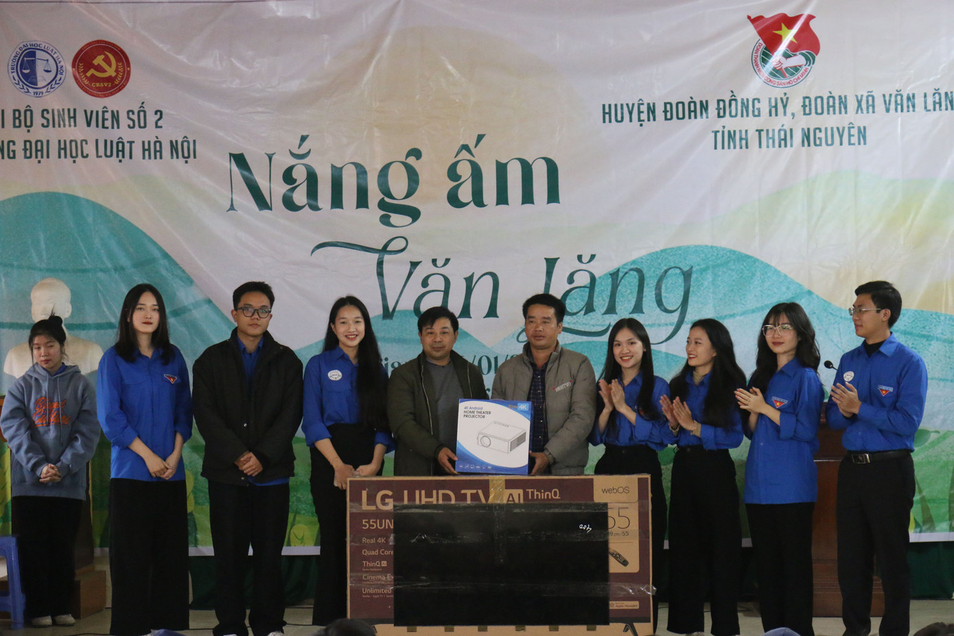 Hải Long (áo đen) trong chương trình thiện nguyện “Nắng ấm Văn Lăng”. Hải Long (áo đen) trong chương trình thiện nguyện “Nắng ấm Văn Lăng”.