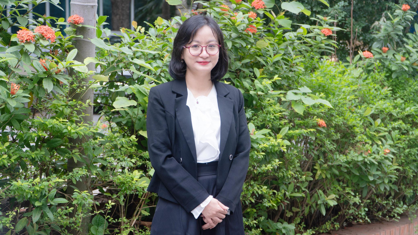 Giảng viên không chỉ là người hướng dẫn về kiến thức mà còn có vai trò như một người đồng hành, sẵn sàng chia sẻ kinh nghiệm và bài học thực tế. Giảng viên không chỉ là người hướng dẫn về kiến thức mà còn có vai trò như một người đồng hành, sẵn sàng chia sẻ kinh nghiệm và bài học thực tế.