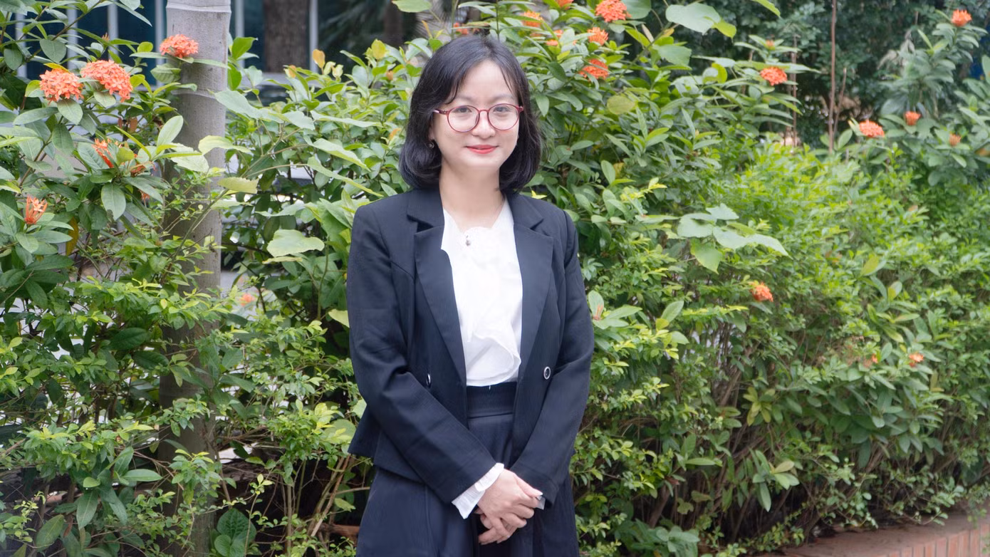 Giảng viên không chỉ là người hướng dẫn về kiến thức mà còn có vai trò như một người đồng hành, sẵn sàng chia sẻ kinh nghiệm và bài học thực tế.