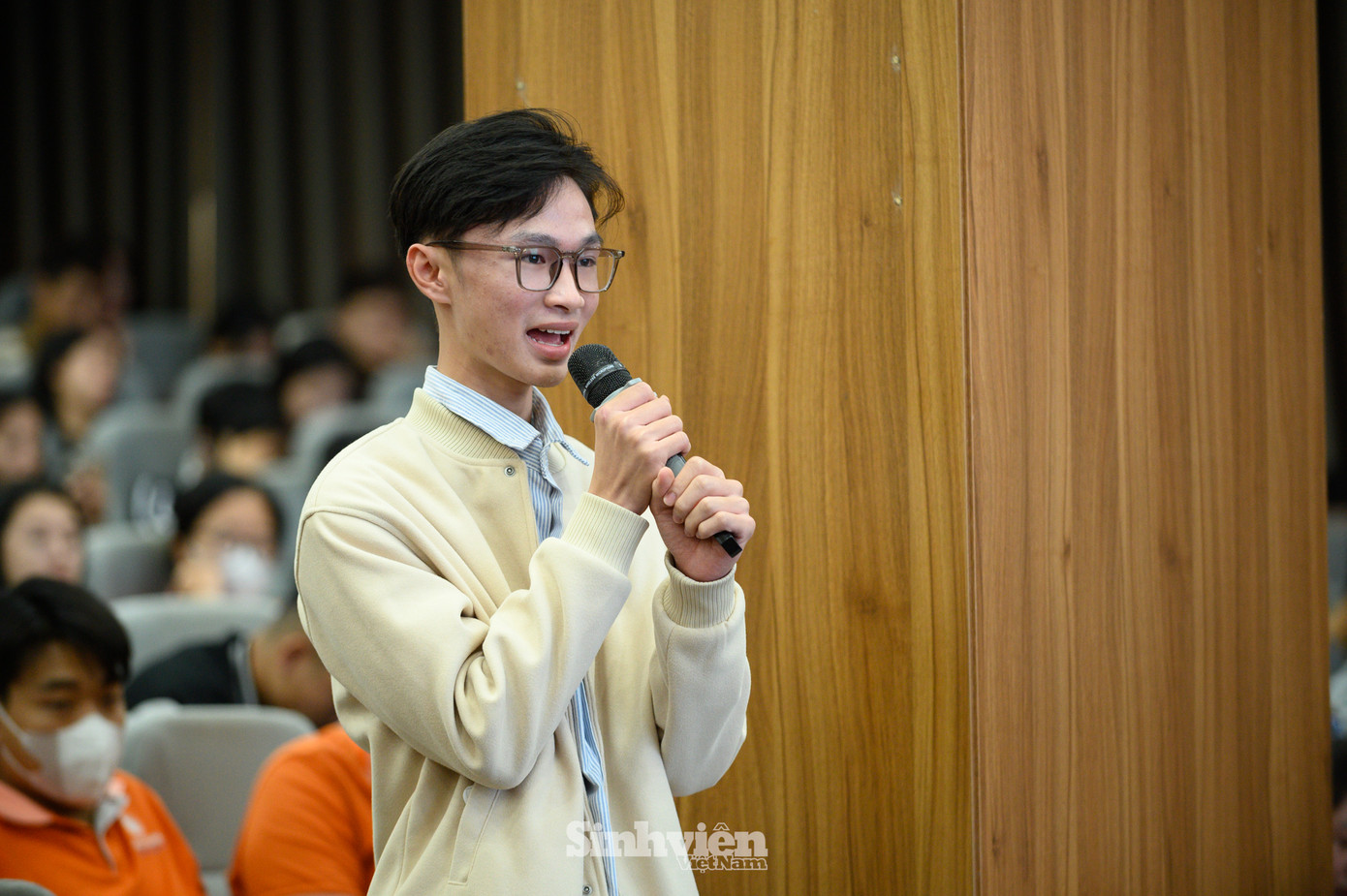 Sinh viên Trường Đại học Đại Nam đặt nhiều câu hỏi hay khiến các diễn giả cao hứng quên cả thời lượng chương trình, say sưa với các vấn đề của của sinh viên ngành Du lịch.