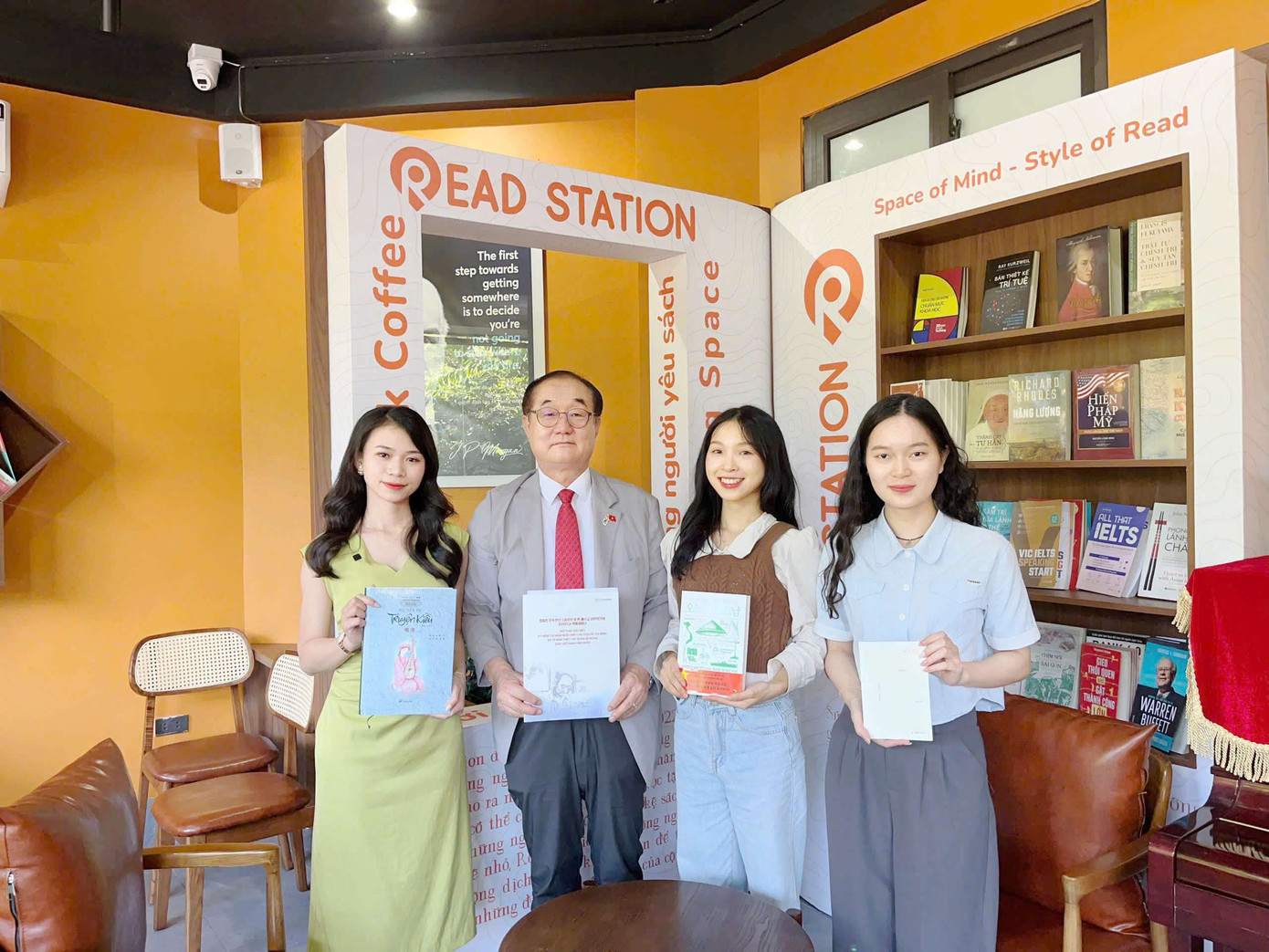 Phương Thảo gặp gỡ Giáo sư Ahn Kyong Hwan, Hiệu trưởng Đối ngoại Trường Đại học Nguyễn Trãi khi sản xuất chương trình “Station Vietnam” – VTC10. Phương Thảo gặp gỡ Giáo sư Ahn Kyong Hwan, Hiệu trưởng Đối ngoại Trường Đại học Nguyễn Trãi khi sản xuất chương trình “Station Vietnam” – VTC10.