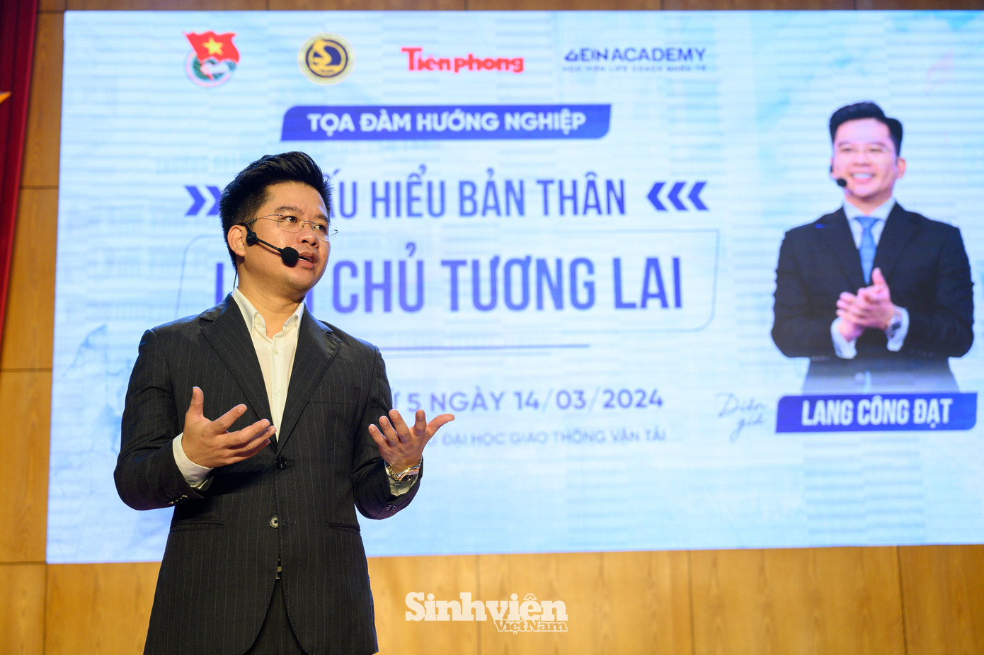 “Các em sinh viên hãy đặt mục tiêu trở thành một người có giá trị, có trách nhiệm và để gia đình tự hào về mình”.