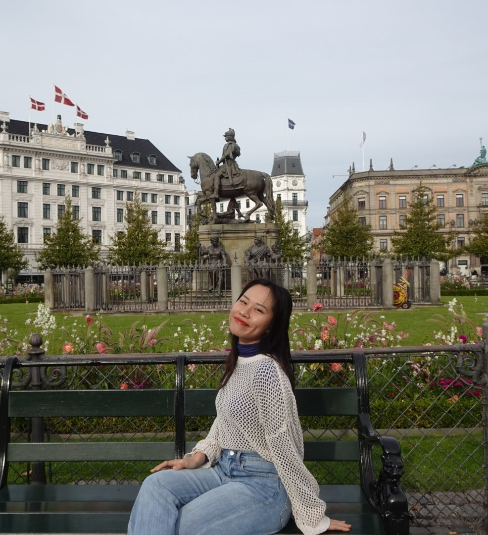 Huyền Minh chụp hình trước Tượng vua Christian V cưỡi ngựa ở trung tâm Kongens Nytorv (Đan Mạch). Huyền Minh chụp hình trước Tượng vua Christian V cưỡi ngựa ở trung tâm Kongens Nytorv (Đan Mạch).