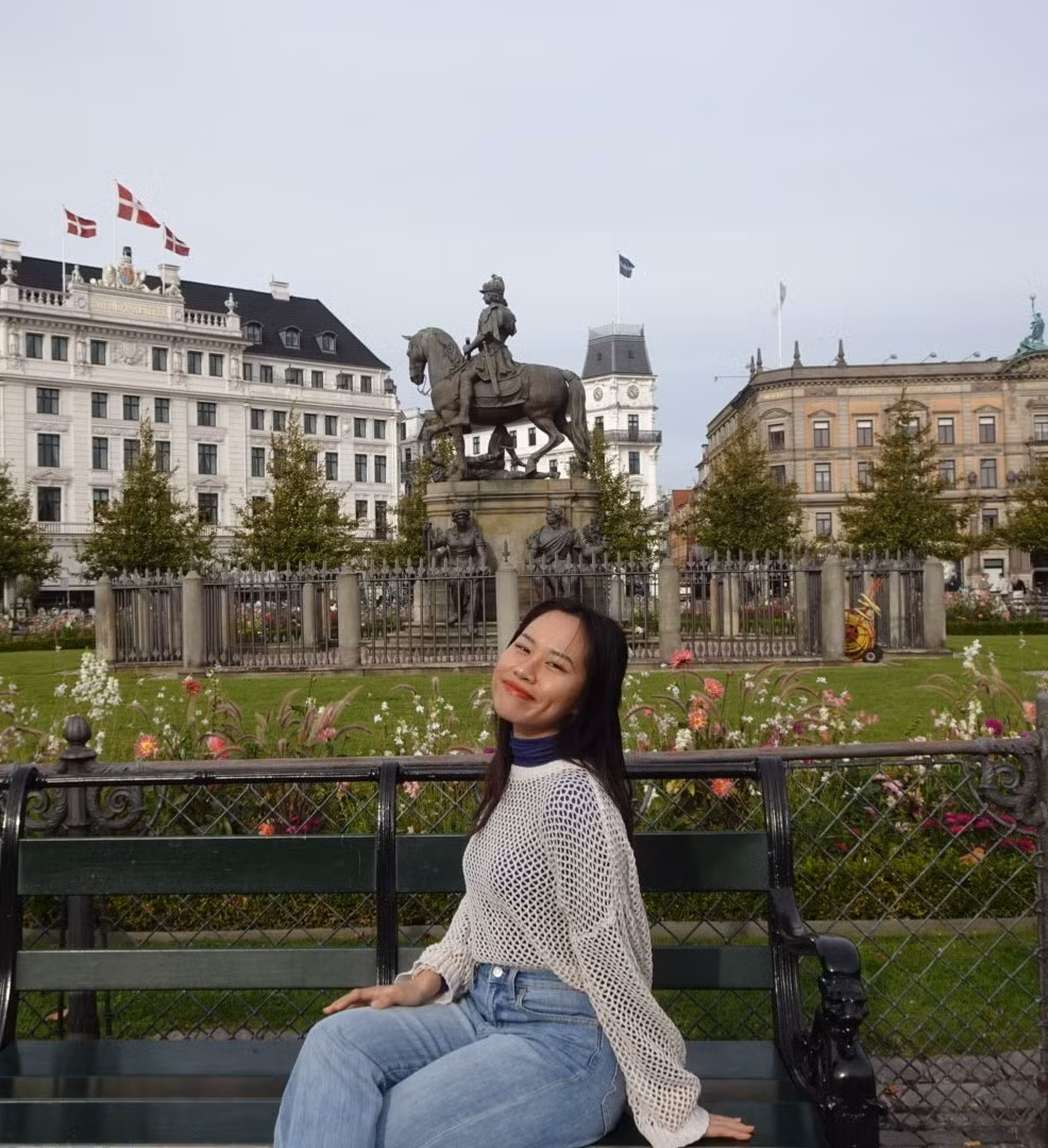 Huyền Minh chụp hình trước Tượng vua Christian V cưỡi ngựa ở trung tâm Kongens Nytorv (Đan Mạch).