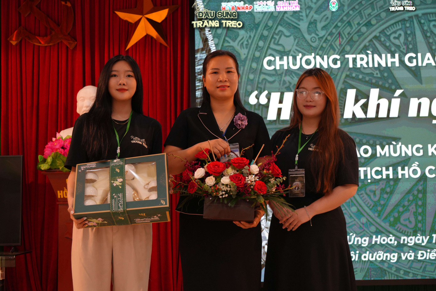 Ban Tổ chức tặng hoa và quà cho Trung tâm.