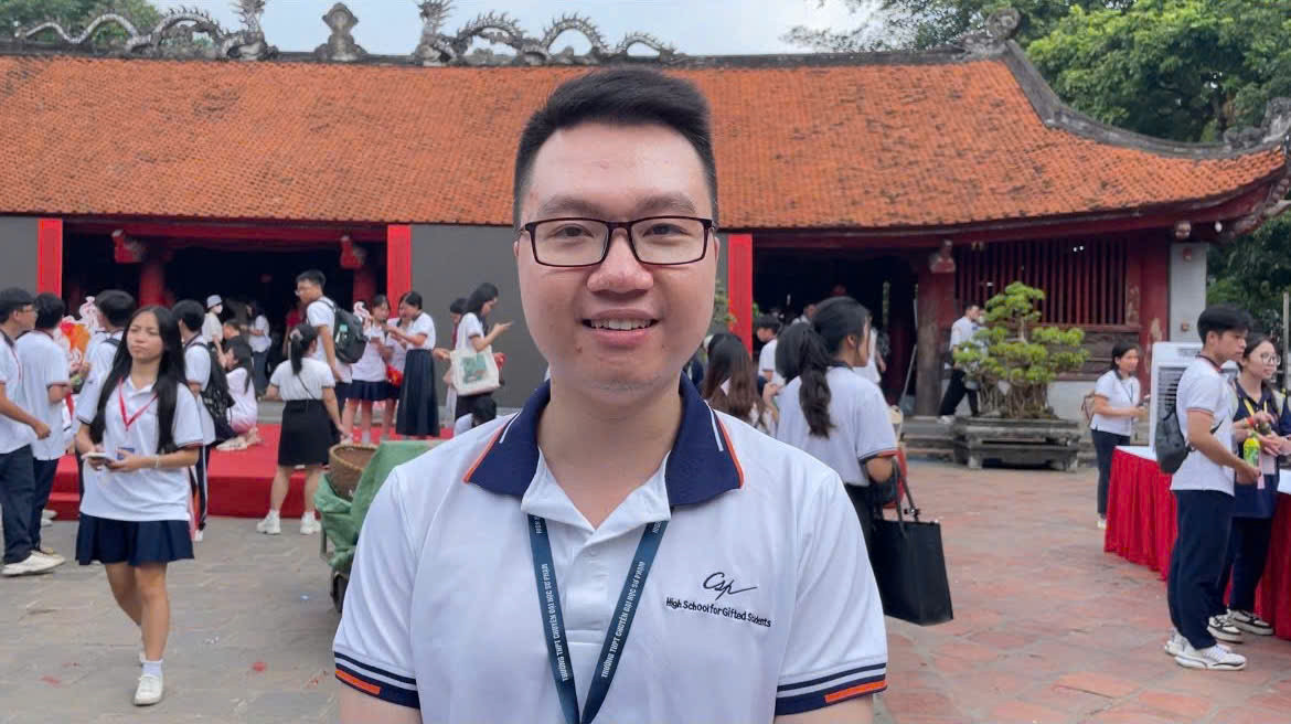 Thầy Nguyễn Quyết Thắng, giáo viên môn Toán, Trường THPT Chuyên Đại học Sư phạm chia sẻ: "Sau khi chứng kiến từ đầu đến cuối chặng hành trình của Nguyên Phú từ đầu cầu Hà Nội, mình cảm thấy rất tự hào về Nguyên Phú, về những gì mà Nguyên Phú đã làm được. Dù Phú không giành được vòng nguyệt quế nhưng bạn đã vô địch trong lòng mọi người, đặc biệt là học sinh Chuyên Đại học Sư phạm."