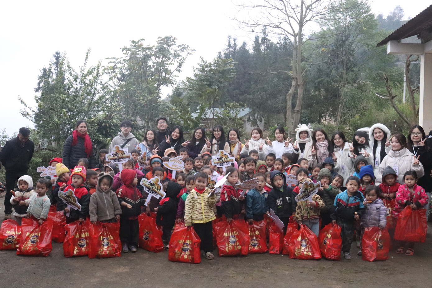 Chi Phương cùng các bạn tình nguyện viên trong chuyến đi tình nguyện “Ấm Êm” tại xã Nậm Chạc, tỉnh Lào Cai. Chi Phương cùng các bạn tình nguyện viên trong chuyến đi tình nguyện “Ấm Êm” tại xã Nậm Chạc, tỉnh Lào Cai.