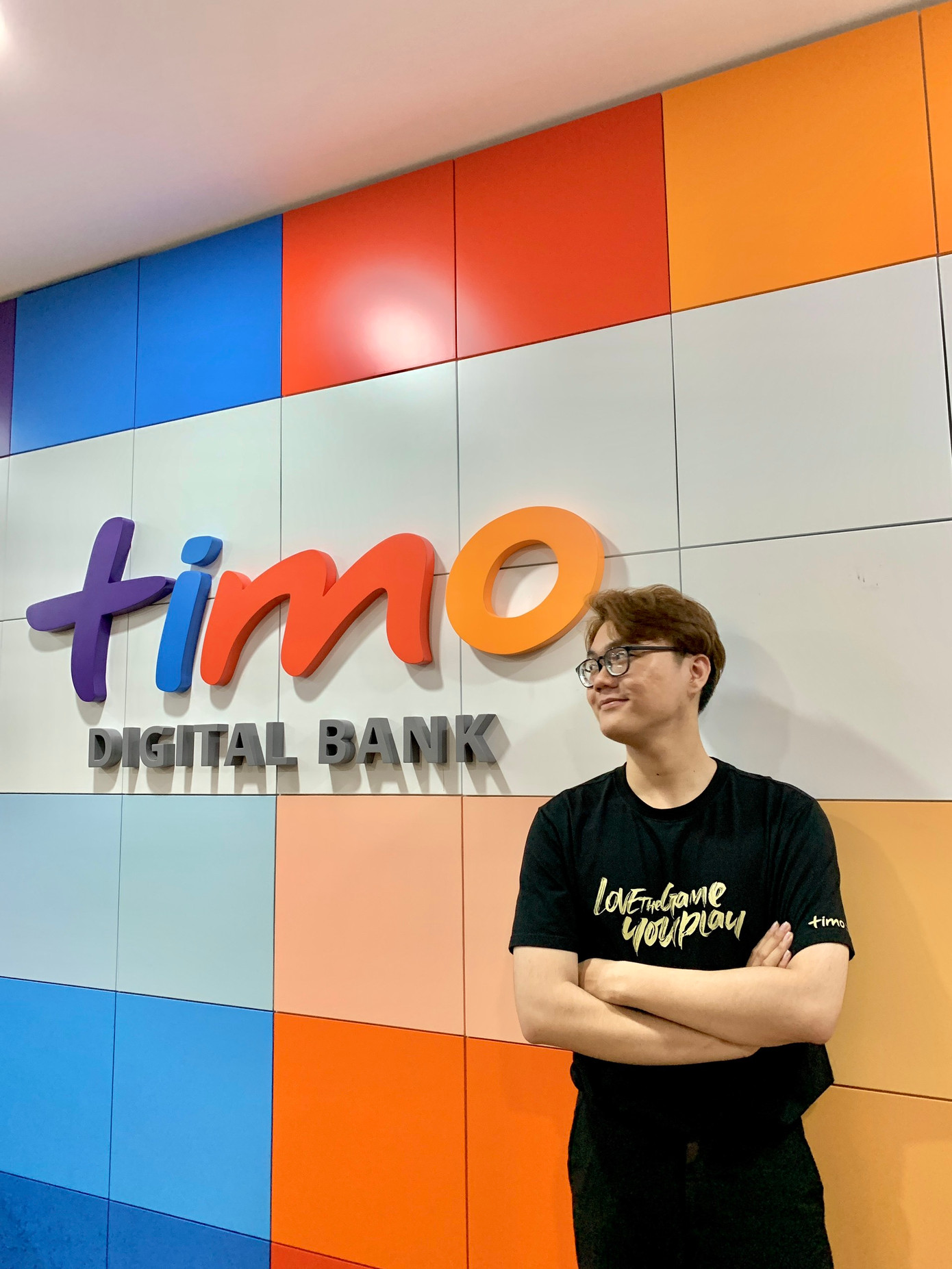 Hiện tại, Tiến đang là chuyên viên Marketing tăng trưởng tại Timo "Những cây lúa trẻ, dù có trĩu hạt cũng phải cúi đầu khiêm tốn”. Hiện tại, Tiến đang là chuyên viên Marketing tăng trưởng tại Timo "Những cây lúa trẻ, dù có trĩu hạt cũng phải cúi đầu khiêm tốn”.