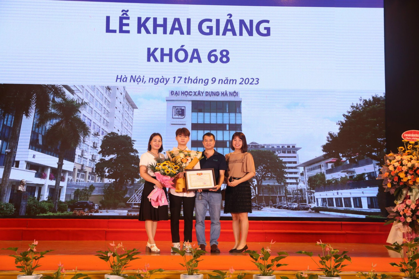 Thái Hòa chụp ảnh cùng gia đình trong buổi lễ khai giảng năm học 2023 - 2024 tại Trường Đại học Xây dựng Hà Nội. Thái Hòa chụp ảnh cùng gia đình trong buổi lễ khai giảng năm học 2023 - 2024 tại Trường Đại học Xây dựng Hà Nội.