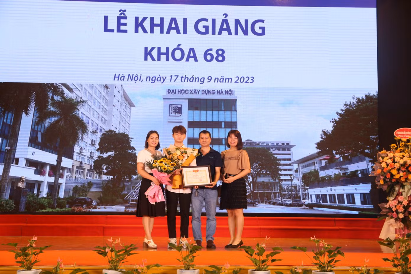 Thái Hòa chụp ảnh cùng gia đình trong buổi lễ khai giảng năm học 2023 - 2024 tại Trường Đại học Xây dựng Hà Nội.