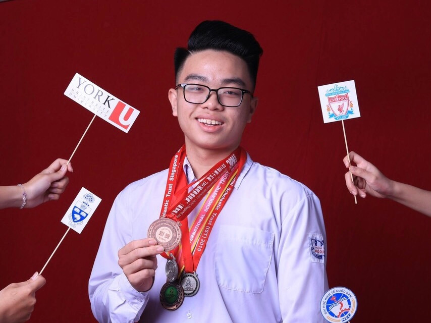 Việt Anh trong bộ ảnh kỷ yếu lớp 12.