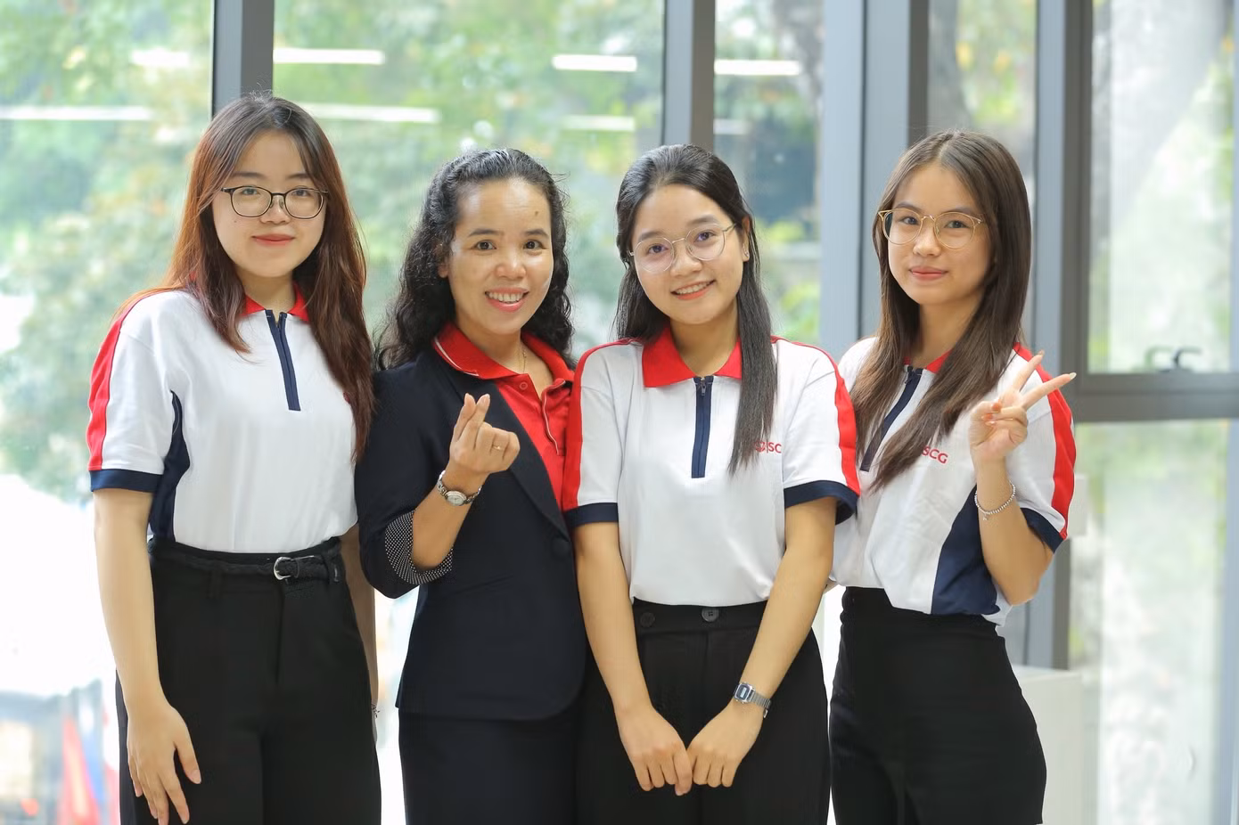 Mỗi cơ hội giao lưu kết nối lại tạo điều kiện cho Thương Huyền phát triển và thay đổi bản thân tích cực hơn. Mỗi cơ hội giao lưu kết nối lại tạo điều kiện cho Thương Huyền phát triển và thay đổi bản thân tích cực hơn.
