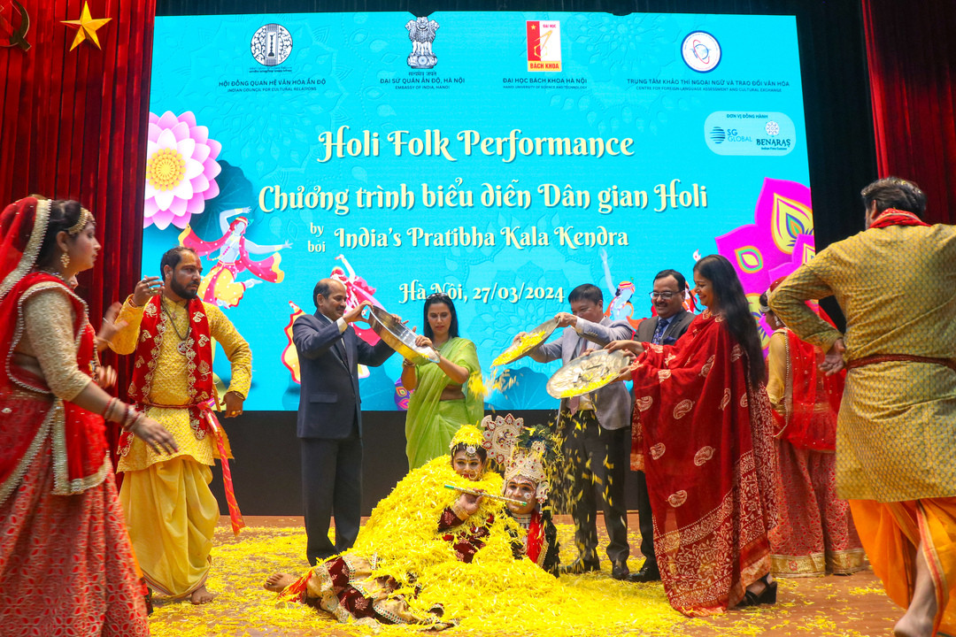 Đại biểu và khách mời tương tác cùng các nghệ sĩ trên sân khấu.