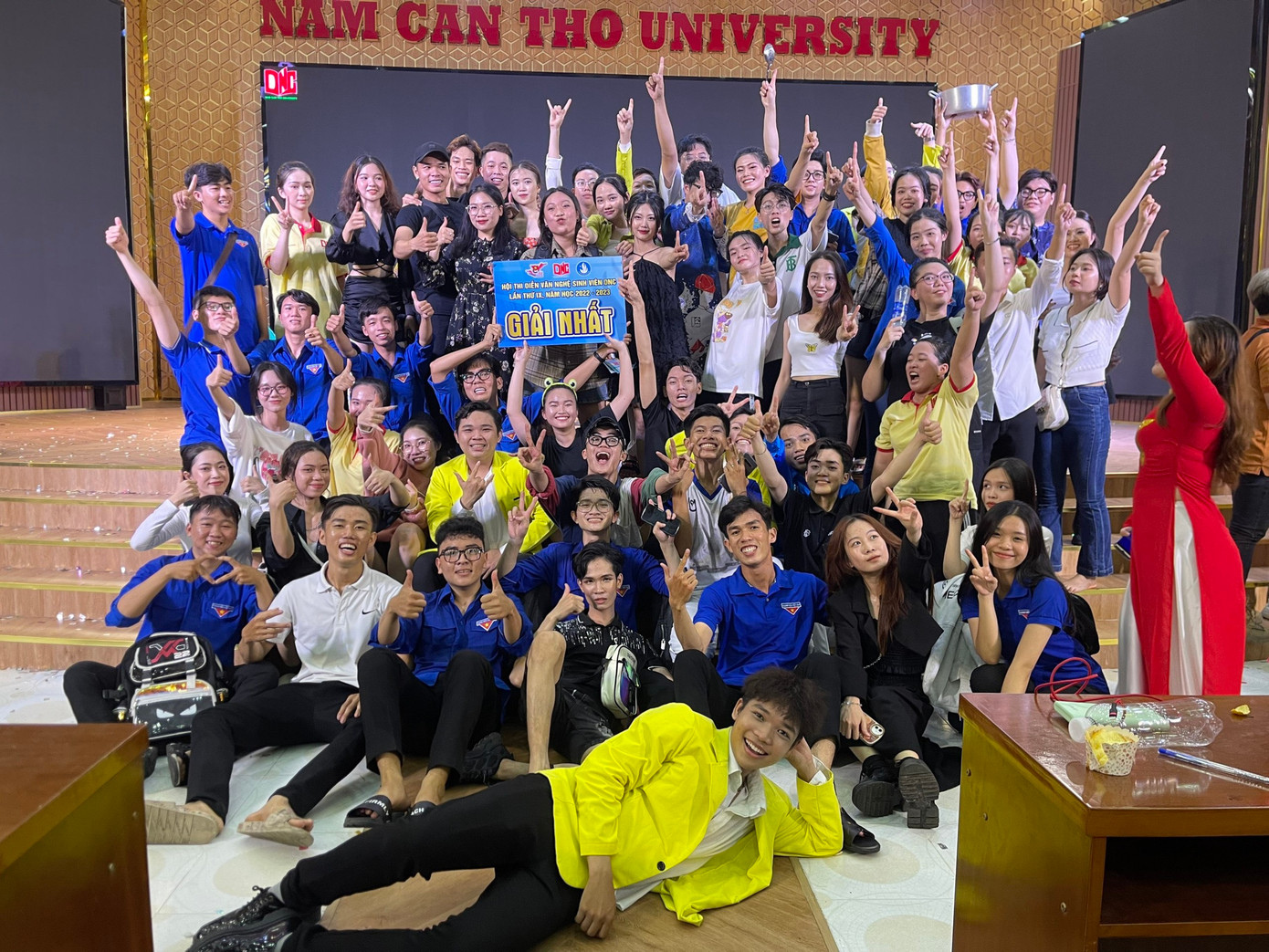 Nguyệt Thanh và các bạn sinh viên nhận Giải Nhất từ Hội thi diễn văn nghệ sinh viên Đại học Nam Cần Thơ năm học 2022 - 2023. Nguyệt Thanh và các bạn sinh viên nhận Giải Nhất từ Hội thi diễn văn nghệ sinh viên Đại học Nam Cần Thơ năm học 2022 - 2023.