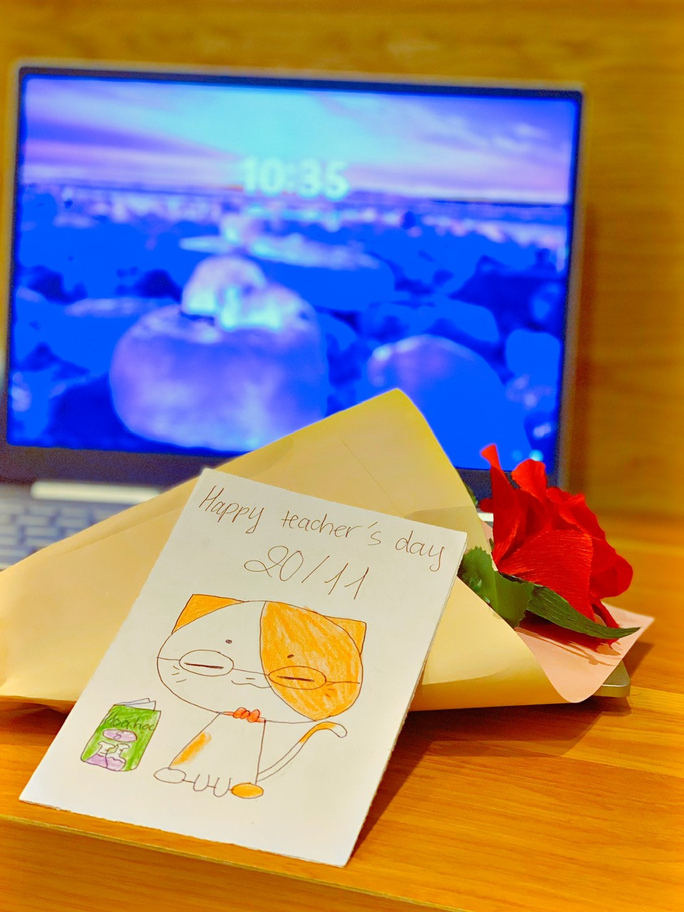 Món quà giản dị nhưng chứa đựng tấm lòng biết ơn chân thành của học trò dành cho Huy. Món quà giản dị nhưng chứa đựng tấm lòng biết ơn chân thành của học trò dành cho Huy.