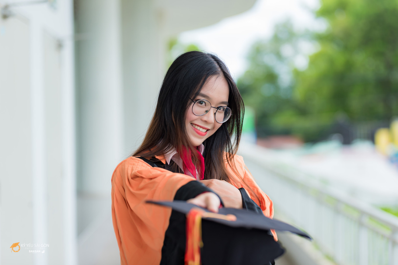 Bình Nhi tốt nghiệp khoa Quan hệ quốc tế, Trường Đại học Khoa học Xã hội và Nhân văn, ĐHQG TP.HCM).