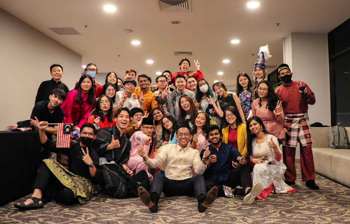 Bình Nhi trong Đêm hội Văn hoá tại Singapore.