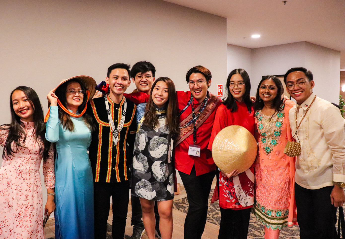 Bình Nhi cùng bạn bè quốc tế trong Chương trình Đối thoại Thanh niên về các vấn đề khu vực tại Singapore.