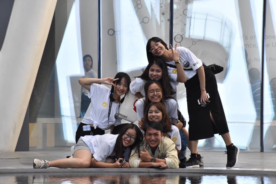 Bình Nhi cùng các bạn Đại biểu Việt Nam trong chương trình trao đổi TF-SCALE VI tại Singapore.