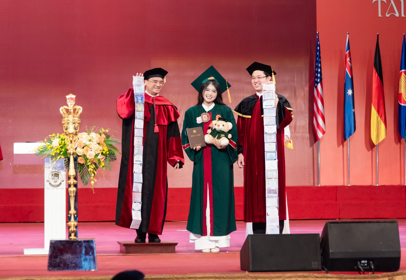 Lê Thuỳ Trang trong ngày tốt nghiệp tại Trường Đại học Kinh tế - ĐHQGHN đợt tháng 07/2024, chụp ảnh cùng thầy Nguyễn Trúc Lê (bên trái) - Bí thư Đảng ủy, Chủ tịch Hội đồng Trường Đại học Kinh tế - ĐHQGHN và thầy Lưu Ngọc Hiệp - Phó trưởng khoa phụ trách khoa Tài chính Ngân hàng. Lê Thuỳ Trang trong ngày tốt nghiệp tại Trường Đại học Kinh tế - ĐHQGHN đợt tháng 07/2024, chụp ảnh cùng thầy Nguyễn Trúc Lê (bên trái) - Bí thư Đảng ủy, Chủ tịch Hội đồng Trường Đại học Kinh tế - ĐHQGHN và thầy Lưu Ngọc Hiệp - Phó trưởng khoa phụ trách khoa Tài chính Ngân hàng.