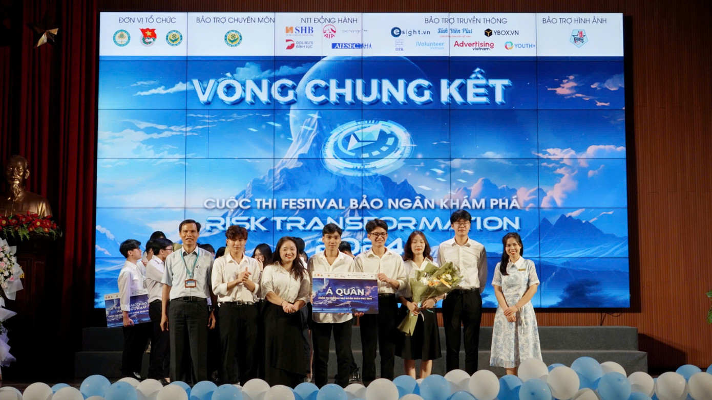 Huy Nhanh và đồng đội của mình đạt giải Á Quân cuộc thi Festival Bảo Ngân Khám phá.