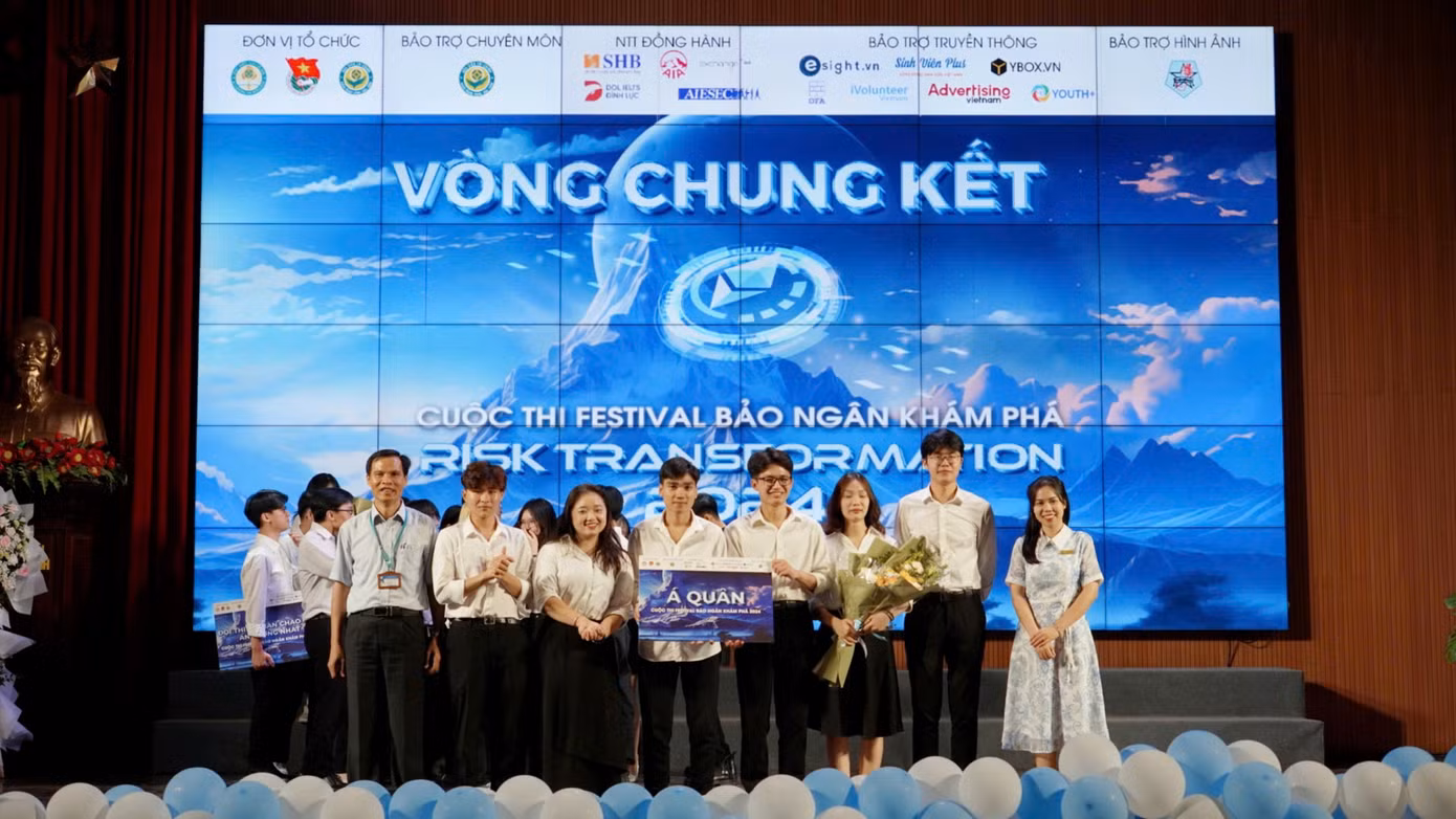 Huy Nhanh và đồng đội của mình đạt giải Á Quân cuộc thi Festival Bảo Ngân Khám phá. Huy Nhanh và đồng đội của mình đạt giải Á Quân cuộc thi Festival Bảo Ngân Khám phá.