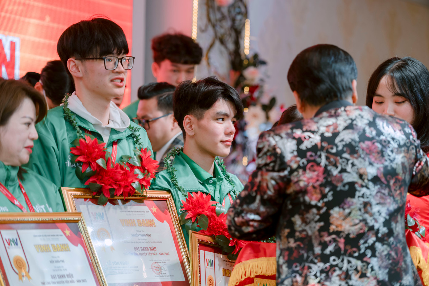 Xuân Phú nhận giải thưởng Thủ lĩnh tình nguyện tiêu biểu.